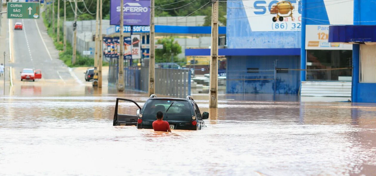 Carro ficou alagado na Avenida Joaquim Nelson
