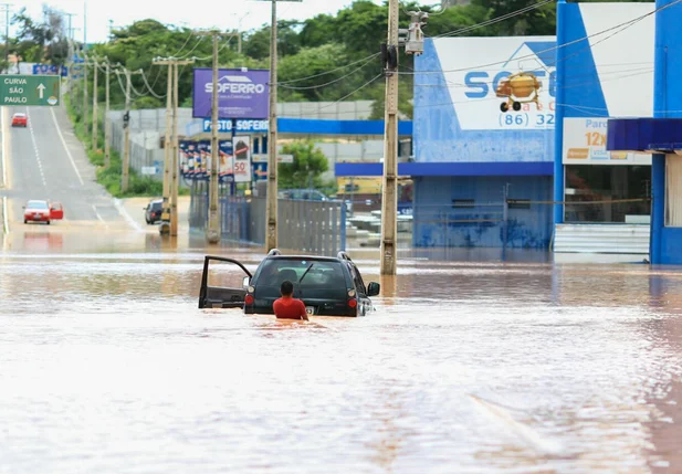 Carro ficou alagado na Avenida Joaquim Nelson