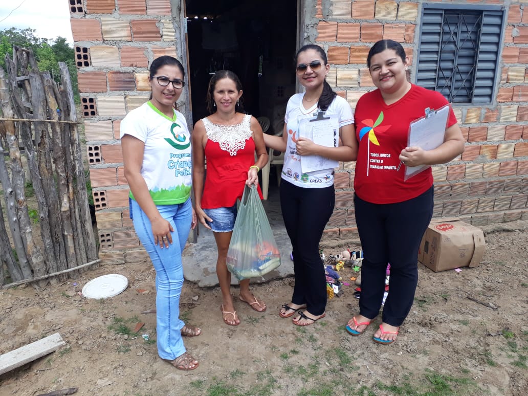 Família carente recebe cesta básica em ação da prefeitura de Cocal