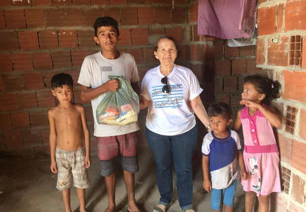 Família carente recebe cesta básica