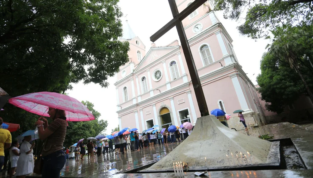 Fiéis acompanham missa na Catedral de Nossa Senhora das Dores