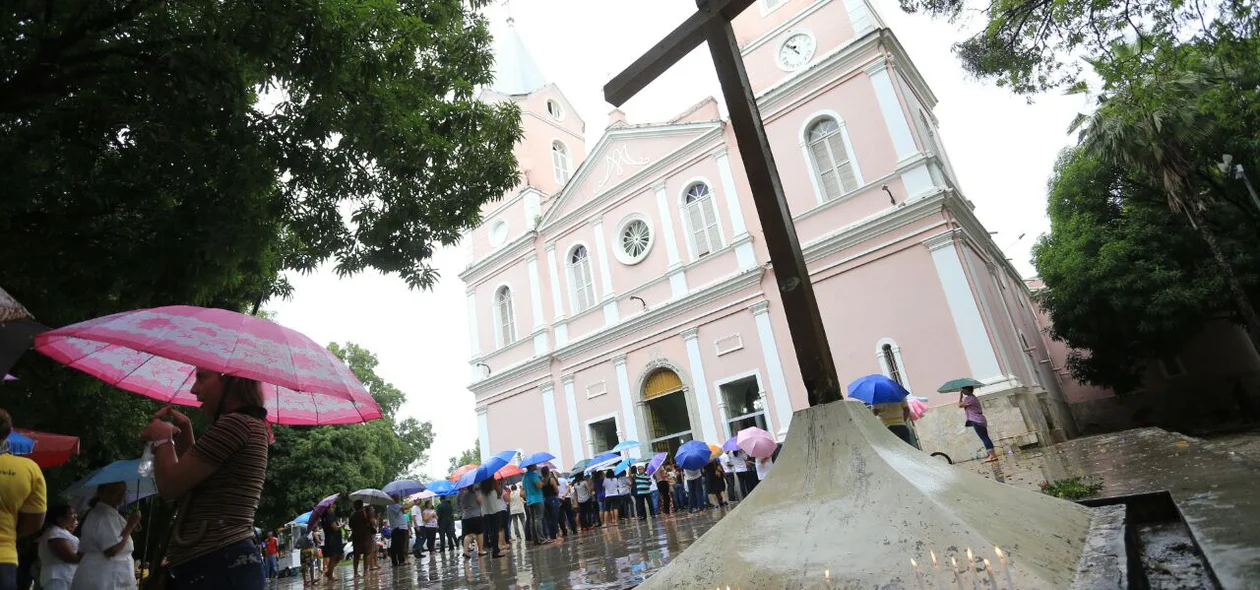 Fiéis acompanham missa na Catedral de Nossa Senhora das Dores