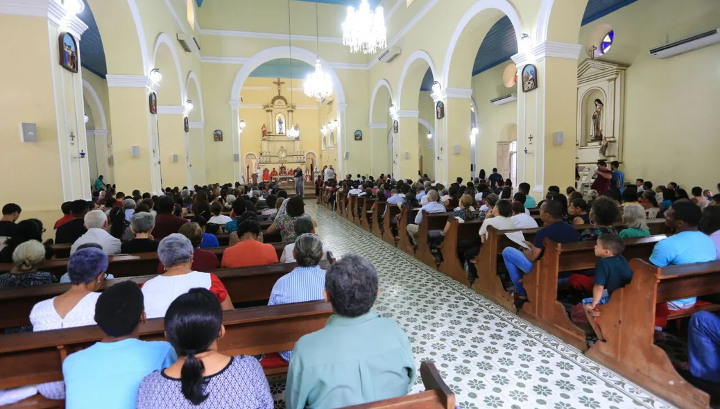 Fiéis lotaram missa na Catedral de Nossa Senhora das Dores