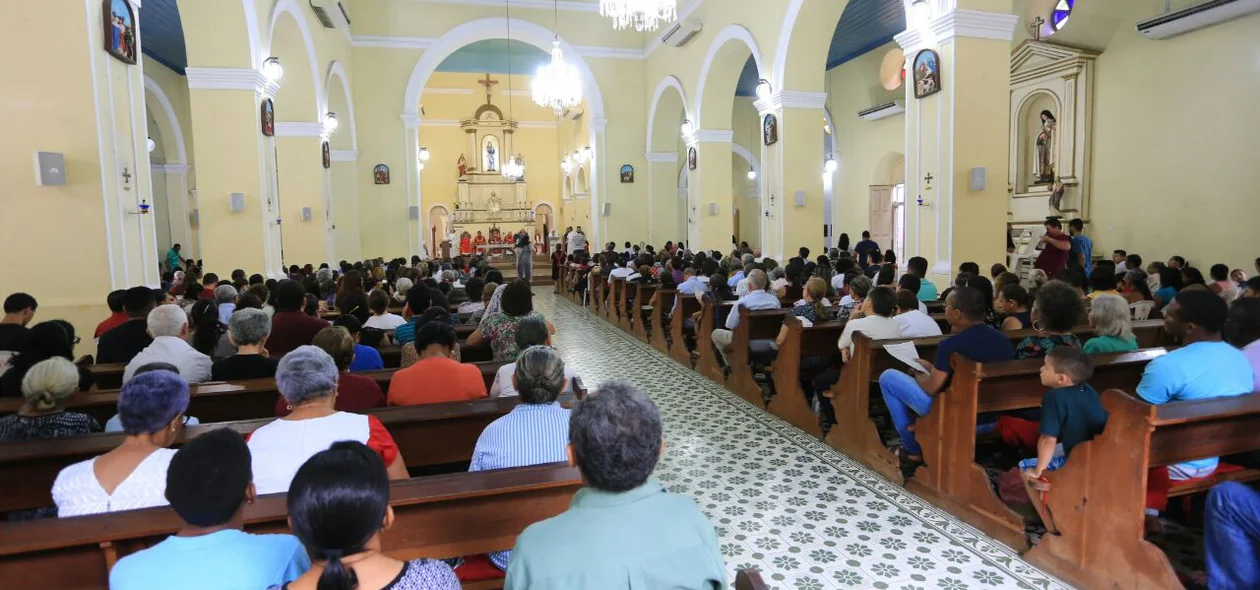 Fiéis lotaram missa na Catedral de Nossa Senhora das Dores