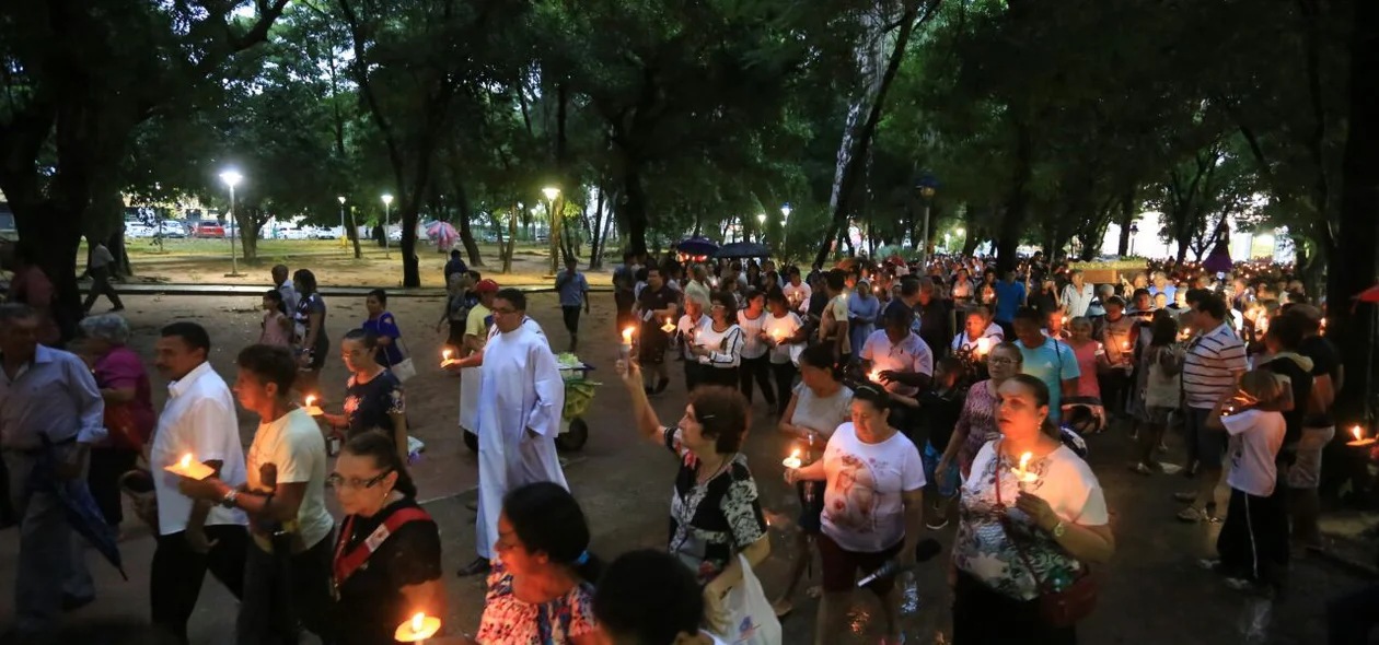 Fiéis na Procissão do Senhor Morto realizada no Centro de Teresina 