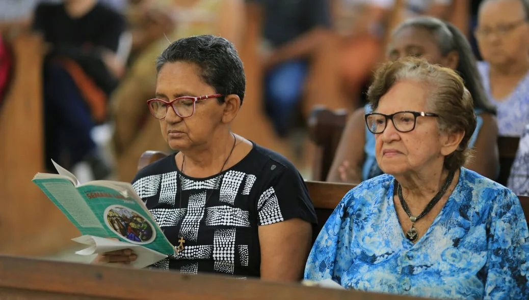 Fiéis participam da celebração da Paixão do Senhor