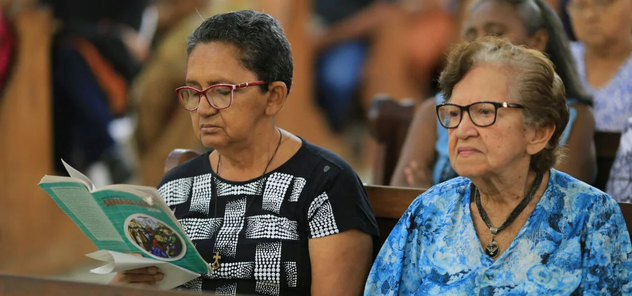 Fiéis participam da celebração da Paixão do Senhor