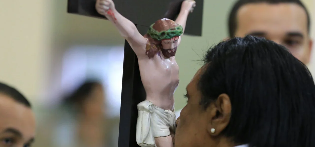 Fiés beijam cruz