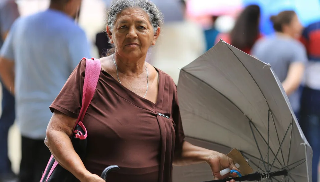 Maria das Graças participa da missa e procissão descalça