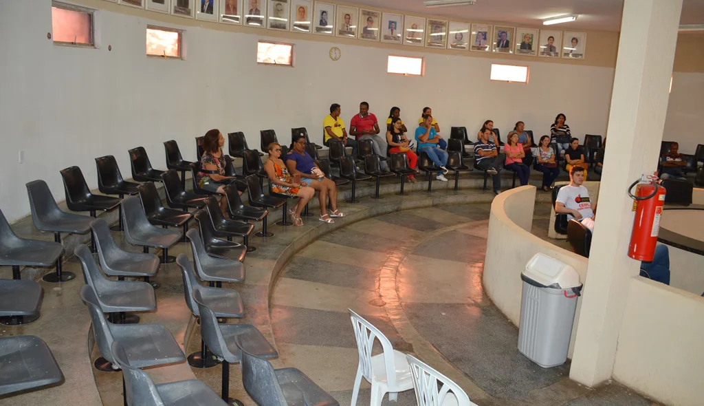 Plenário da Câmara de Picos praticamente vazio durante a assembleia