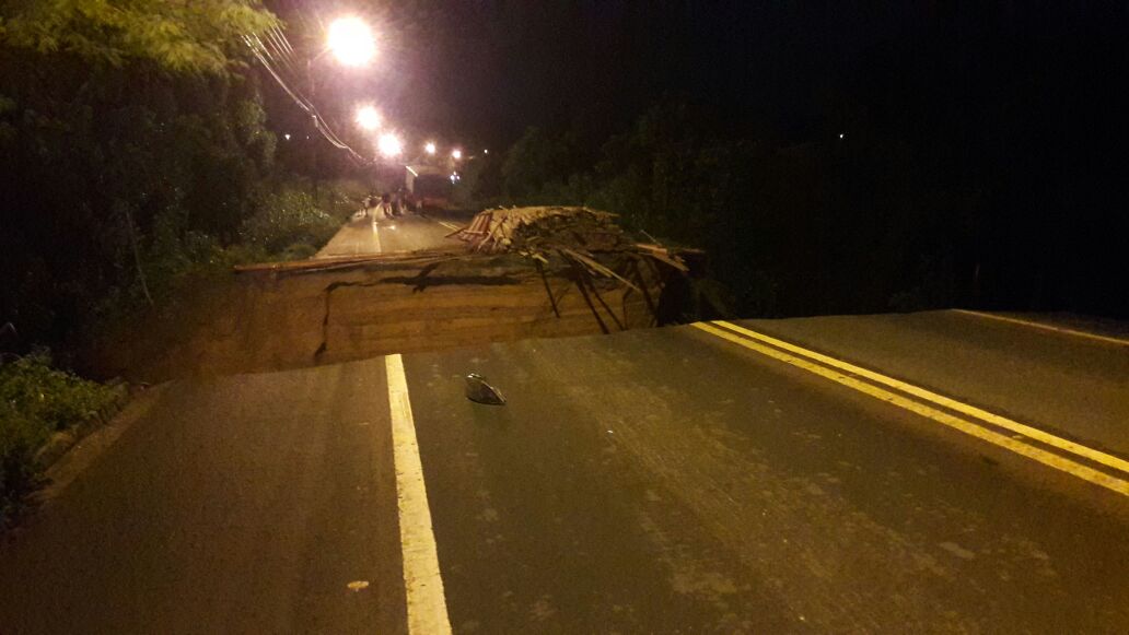 Trecho da BR 343 desmoronou 