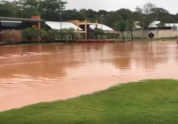 Trecho da BR localizado em frente ao Mirante do Lago está alagado