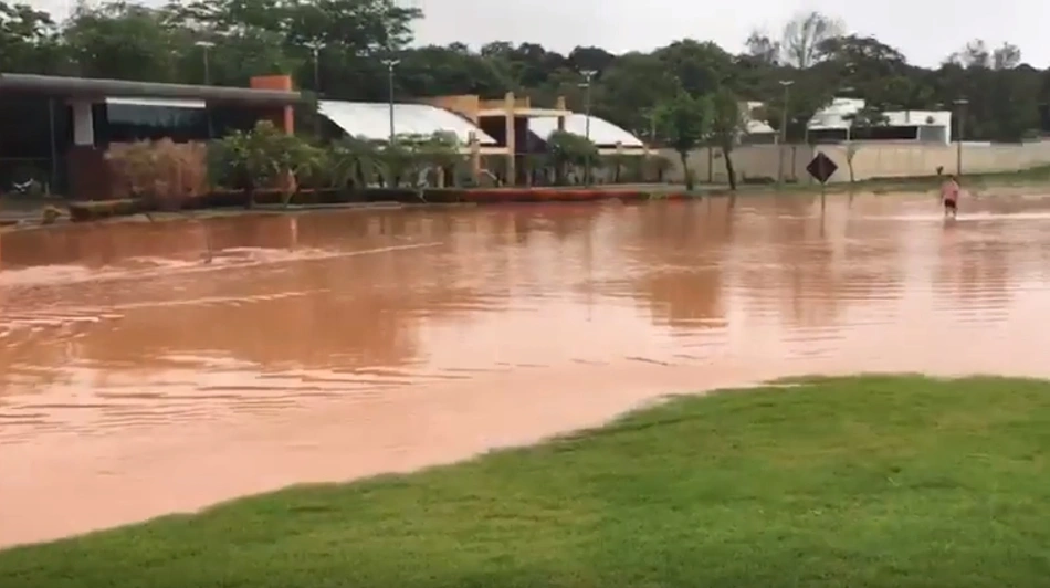 Trecho da BR localizado em frente ao Mirante do Lago está alagado
