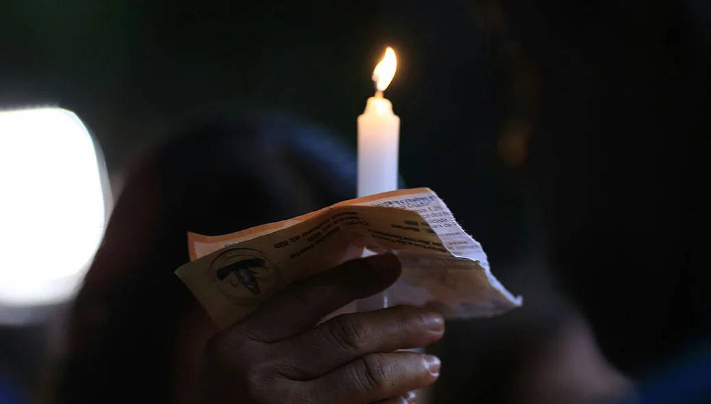 Velas são usadas na Procissão do Senhor Morto