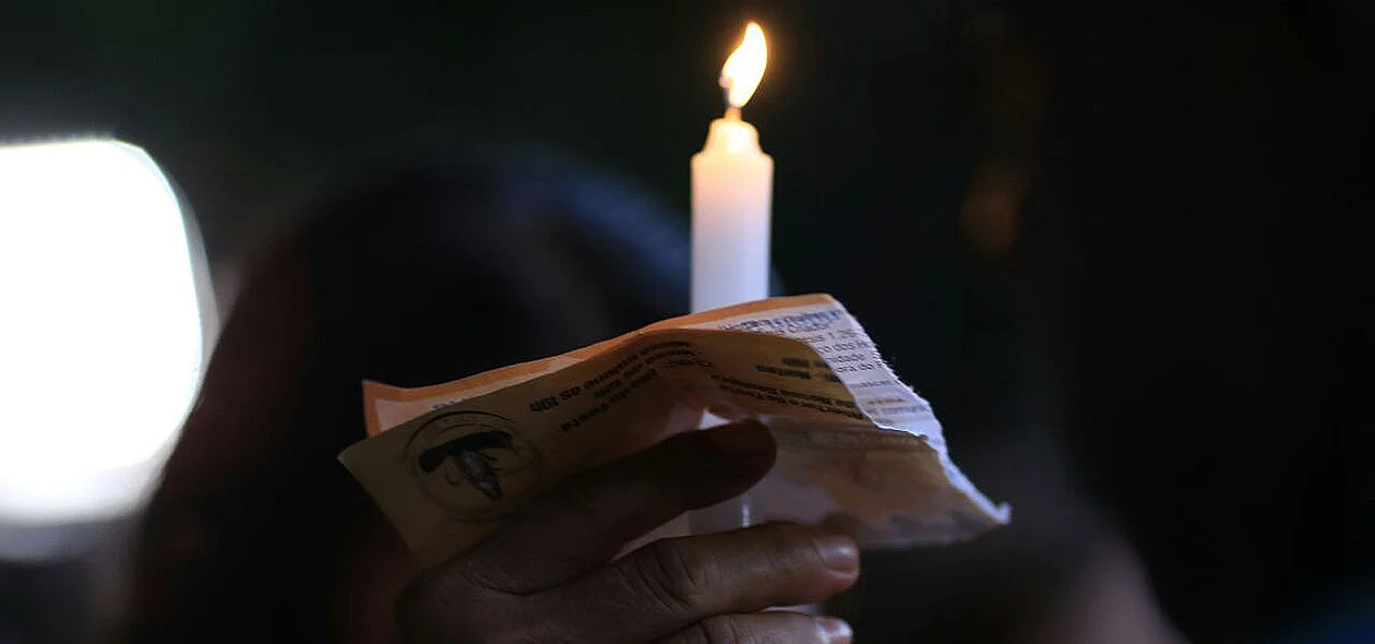 Velas são usadas na Procissão do Senhor Morto