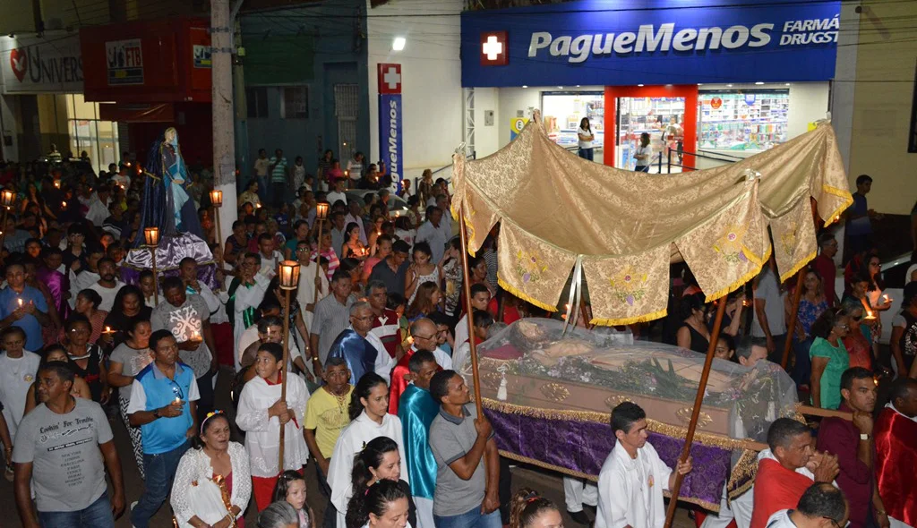 As imagens são conduzidas pelos fiéis
