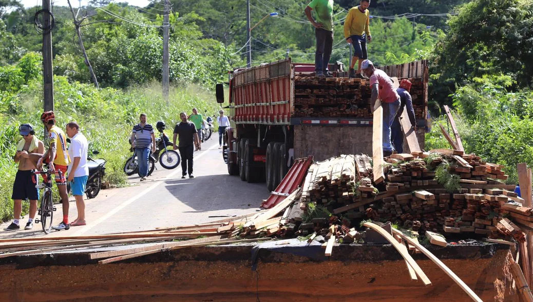 Carga da carreta ficou espalhada pela pista após desabamento de trecho da BR 343