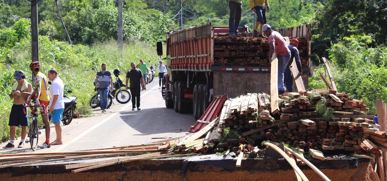 Carga da carreta ficou espalhada pela pista após desabamento de trecho da BR 343