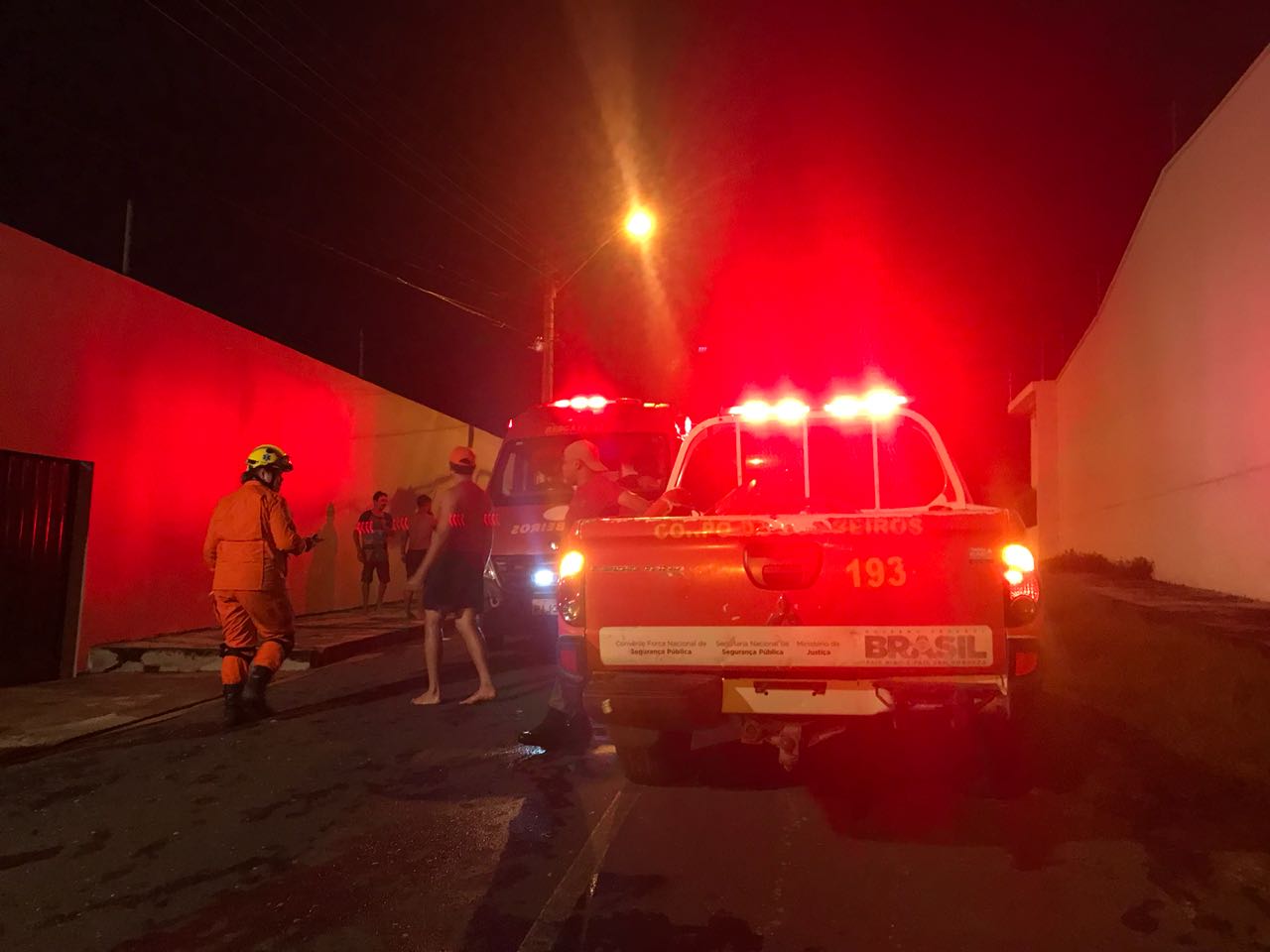 Corpo de bombeiros retira famílias de área de risco na zona sudeste de Teresina