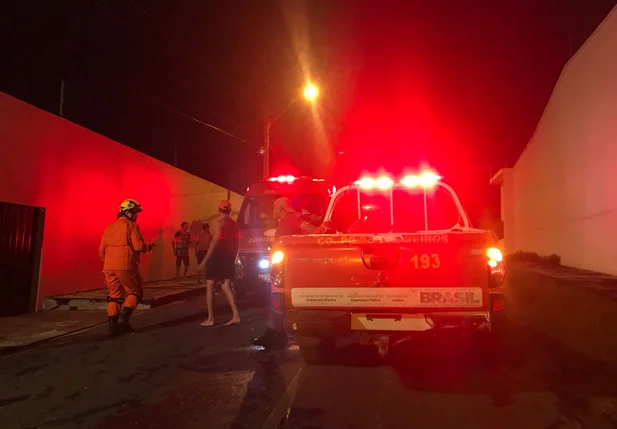 Corpo de bombeiros retira famílias de área de risco na zona sudeste de Teresina