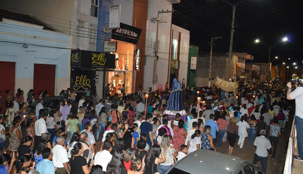 Devotos acompanham a procissão do Senhor Morto