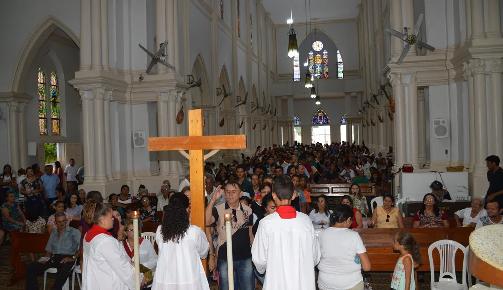 Devotos enfrentam fila para o beijo da cruz