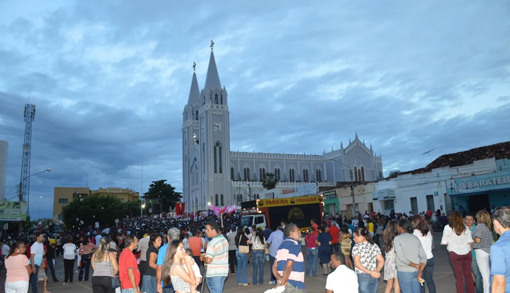 Fiéis acompanham sermão do bispo