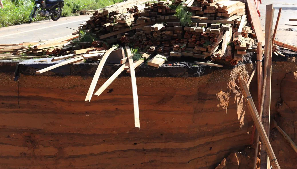 Madeira de veículo de carga ficou na pista após desabamento de trecho da BR 343