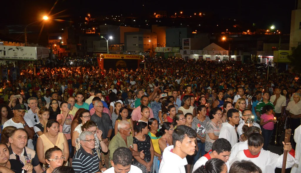 Multidão lota a praça Justino Luz