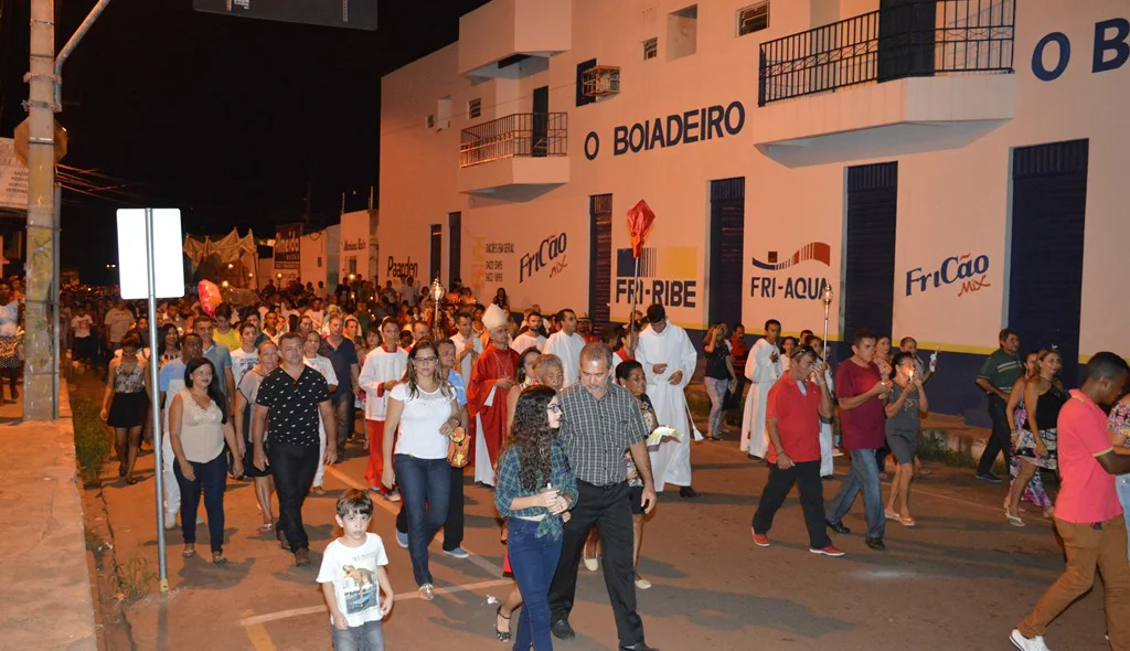 Procissão passa por várias ruas da cidade
