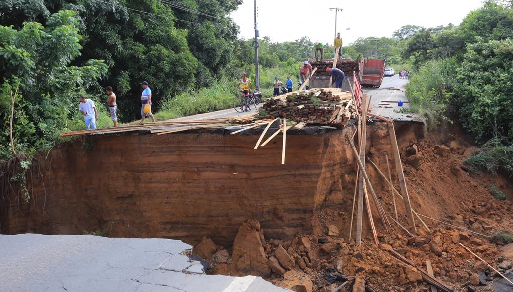 Trecho da BR 343 desabou após fortes chuvas
