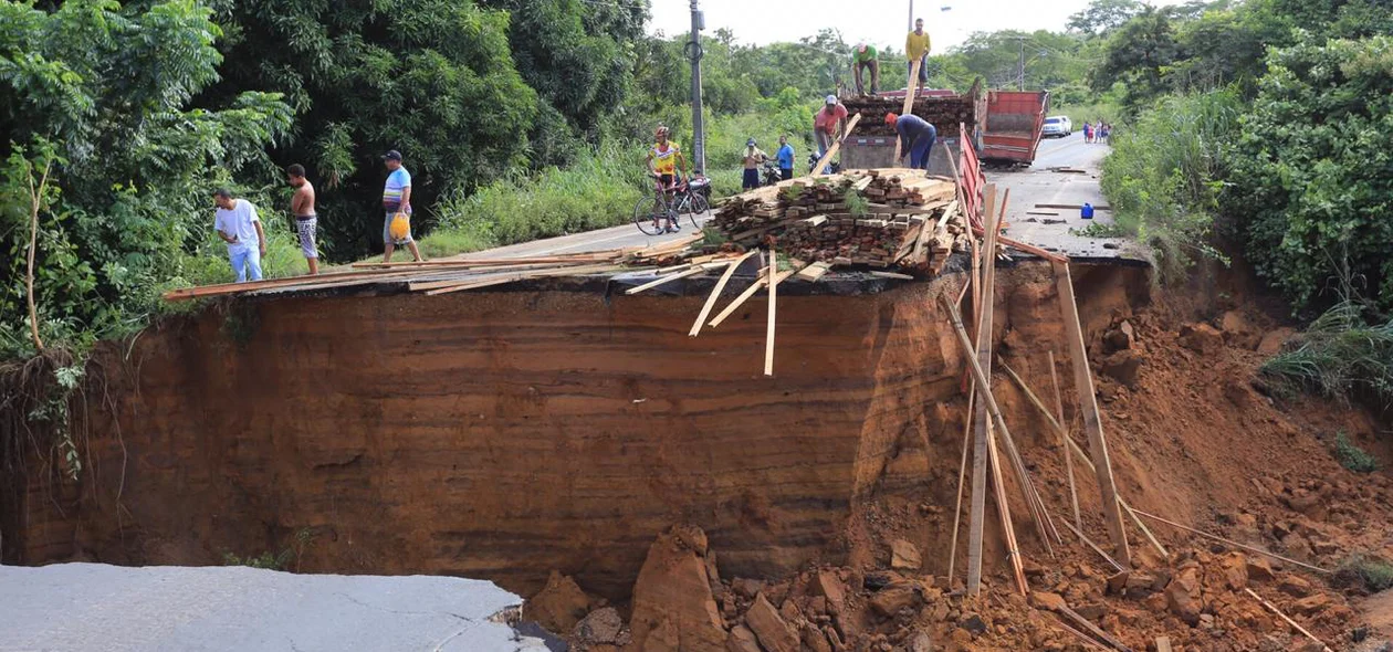 Trecho da BR 343 desabou após fortes chuvas