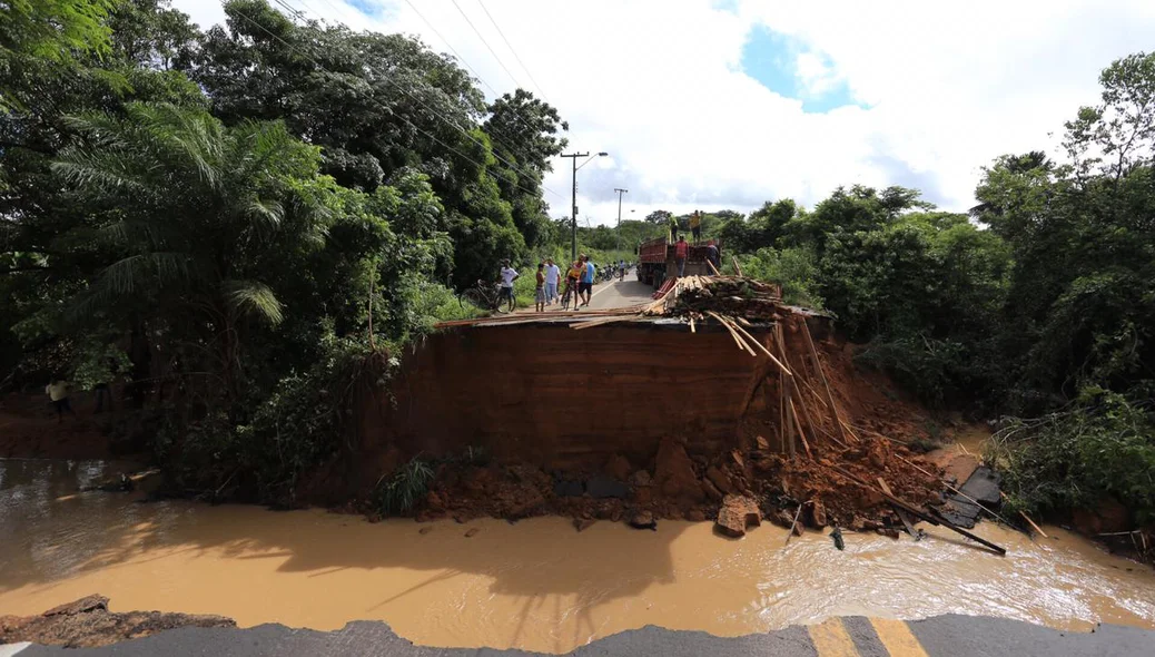 Trecho da BR 343 desmoronou após forte chuva em Teresina