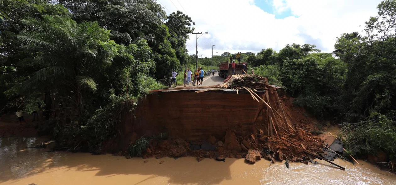 Trecho da BR 343 desmoronou após forte chuva em Teresina