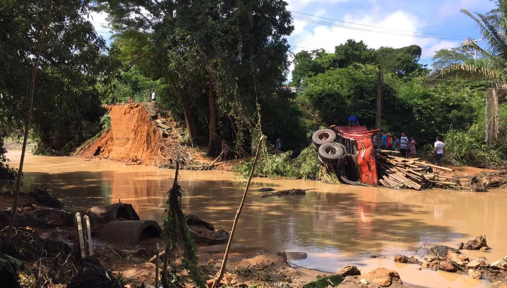 Veículo caiu na cratera que se formou em trecho da BR 343