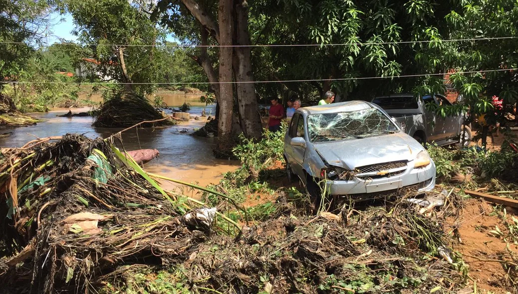 Veículo de passeio foi arrastado pela água após rompimento de trecho da BR 343