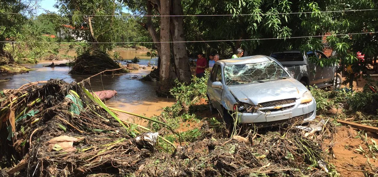 Veículo de passeio foi arrastado pela água após rompimento de trecho da BR 343