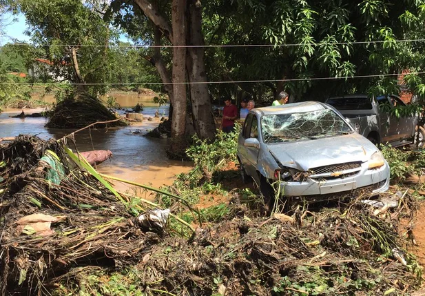 Veículo de passeio foi arrastado pela água após rompimento de trecho da BR 343