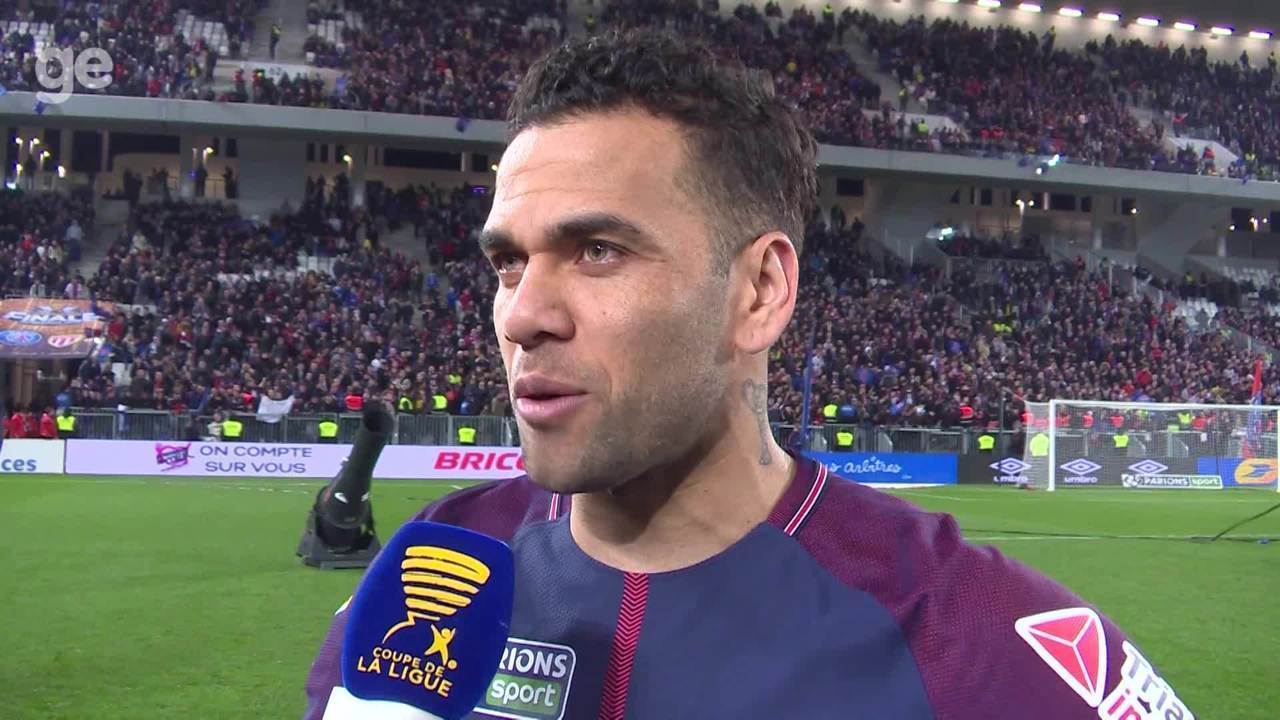 Daniel Alves se torna o jogador com mais títulos oficiais 