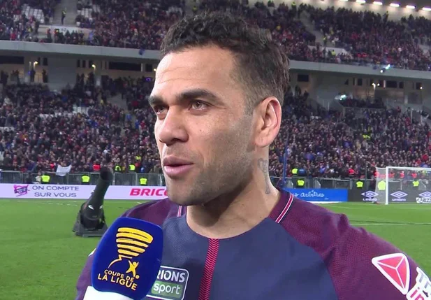 Daniel Alves se torna o jogador com mais títulos oficiais 