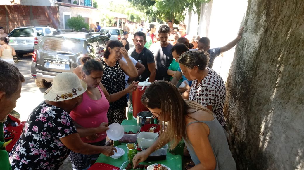Ellen e voluntários distribuindo almoço
