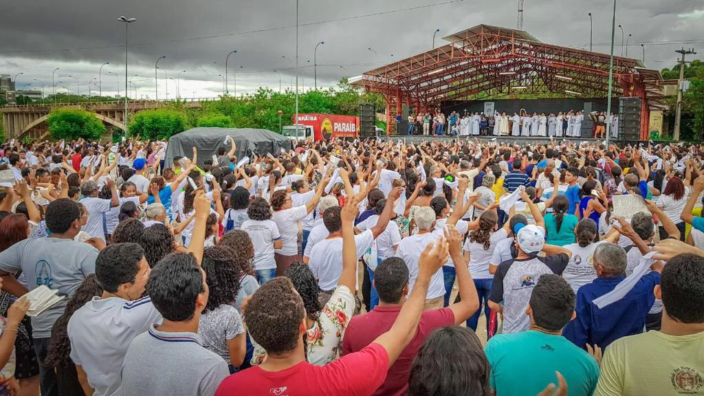 Fiéis acompanham apresentação