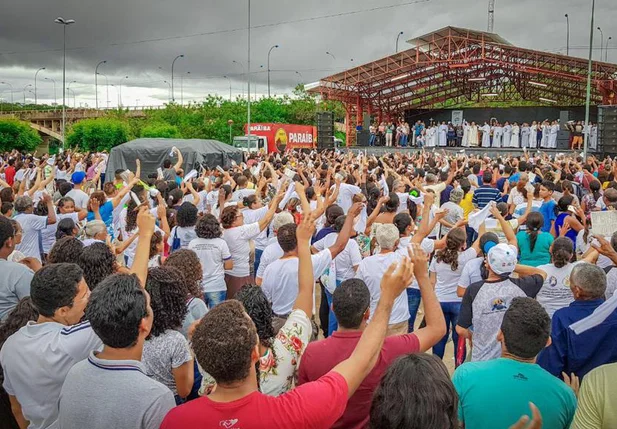 Fiéis acompanham apresentação