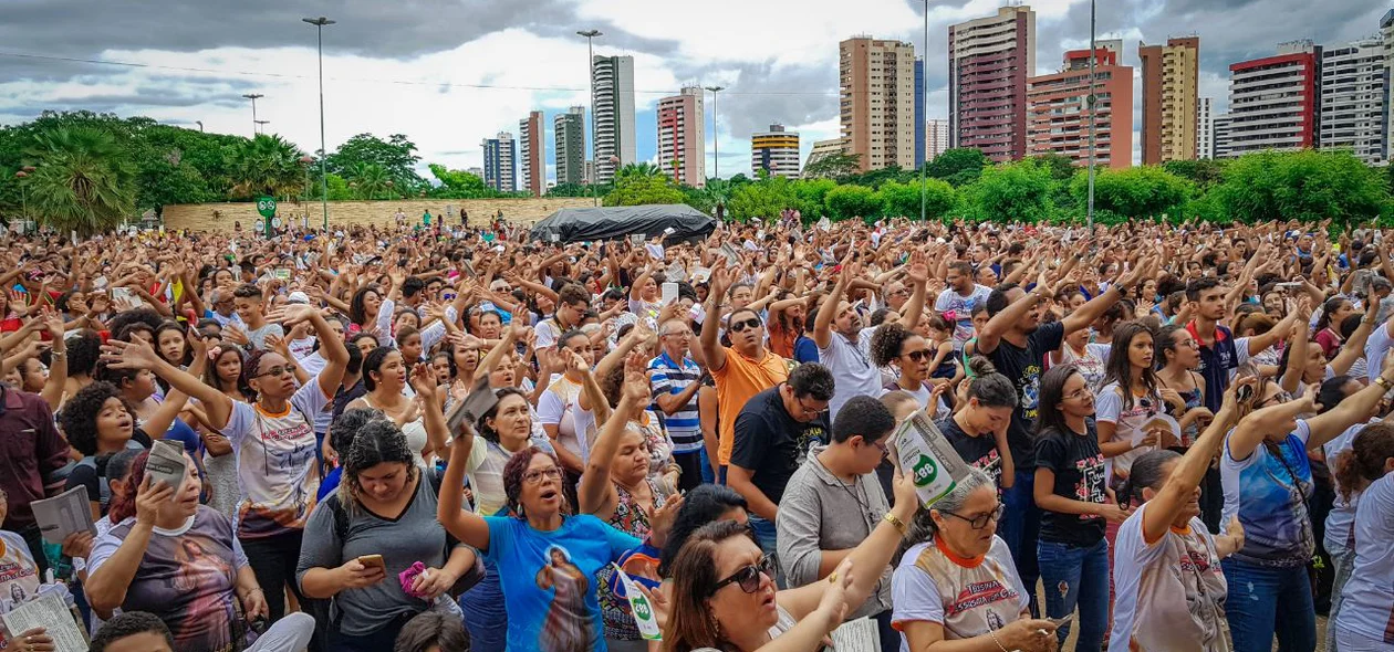 Parque Potycabana ficou lotado de fiéis