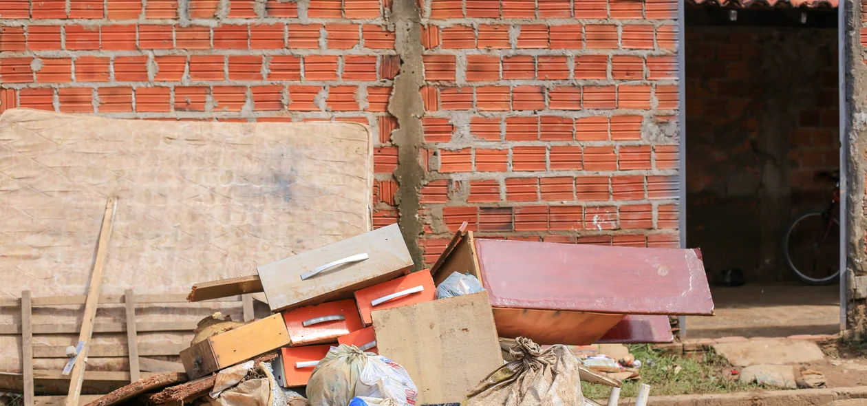 Colchão e armários destruídos