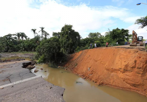 Cratera localizada em trecho da BR-343