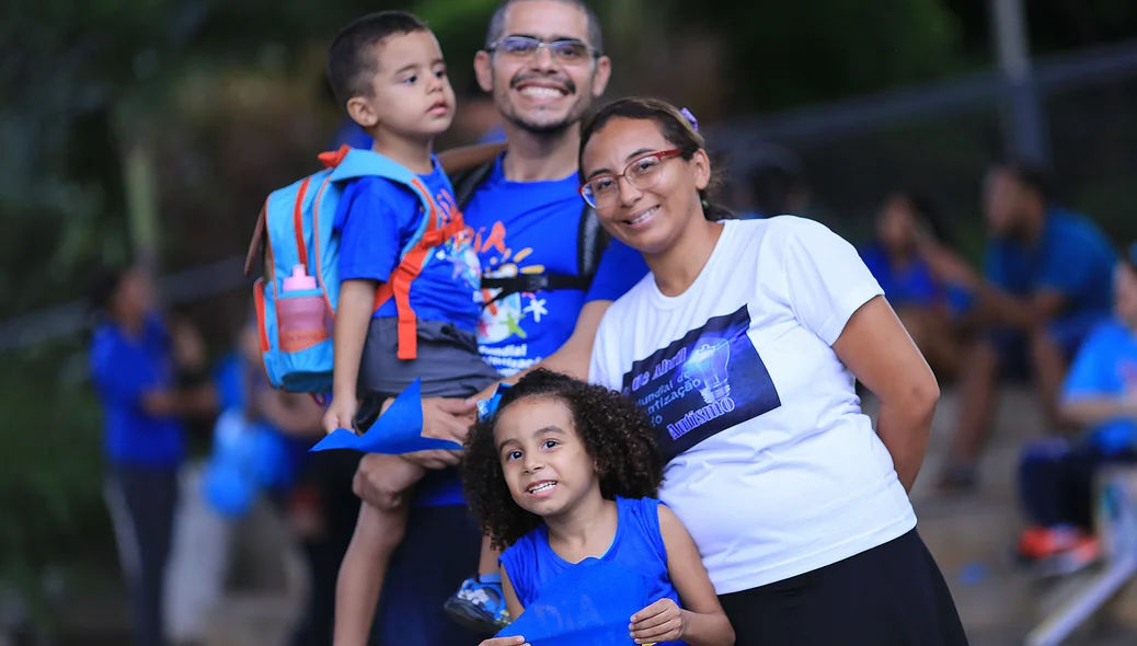 Família participa da Caminhada Azul em Teresina Piauí 
