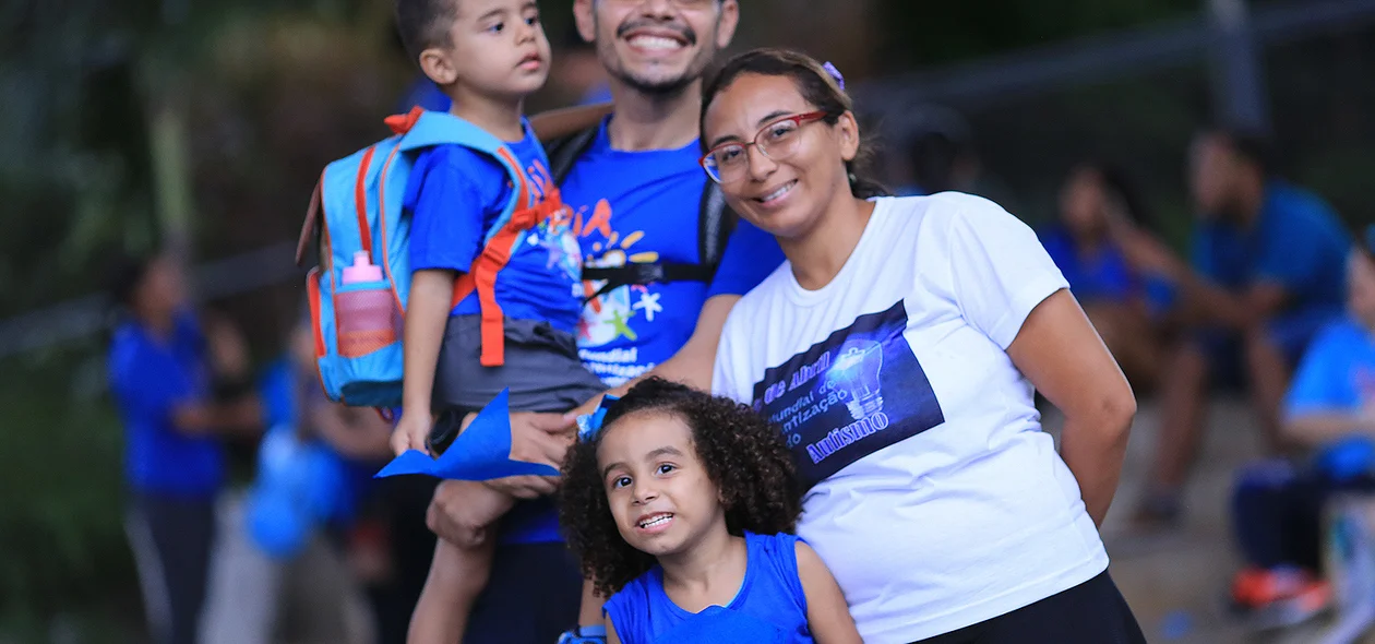 Família participa da Caminhada Azul em Teresina Piauí 