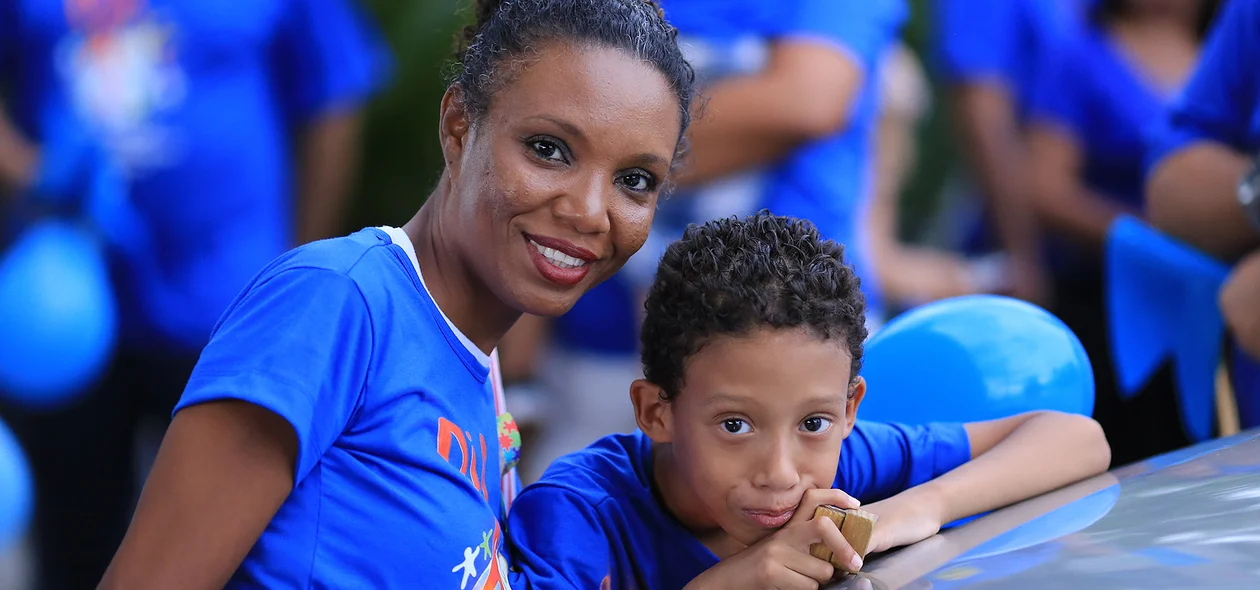 Mãe e filho na luta pela conscientização pelo autismo 