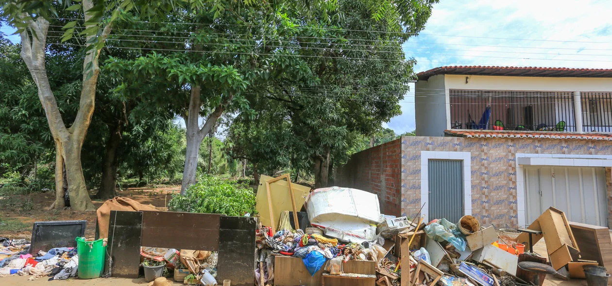 Moradores lamentam a grande perda dos bens materiais 